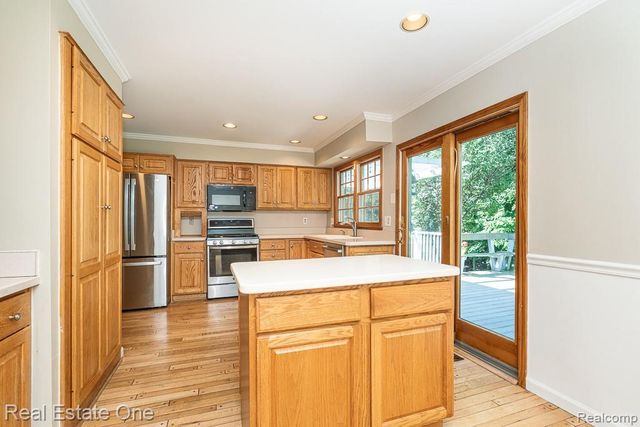 1377 Barneswood Lane, Rochester Hills, MI 48306