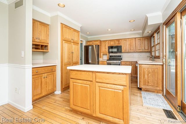 1377 Barneswood Lane, Rochester Hills, MI 48306
