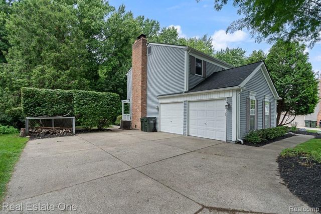 1377 Barneswood Lane, Rochester Hills, MI 48306