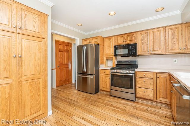 1377 Barneswood Lane, Rochester Hills, MI 48306