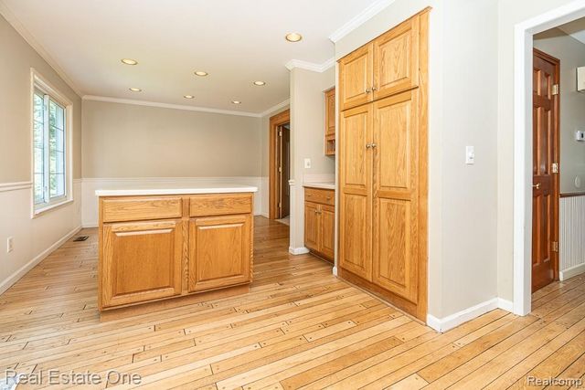 1377 Barneswood Lane, Rochester Hills, MI 48306