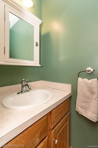 1377 Barneswood Lane, Rochester Hills, MI 48306