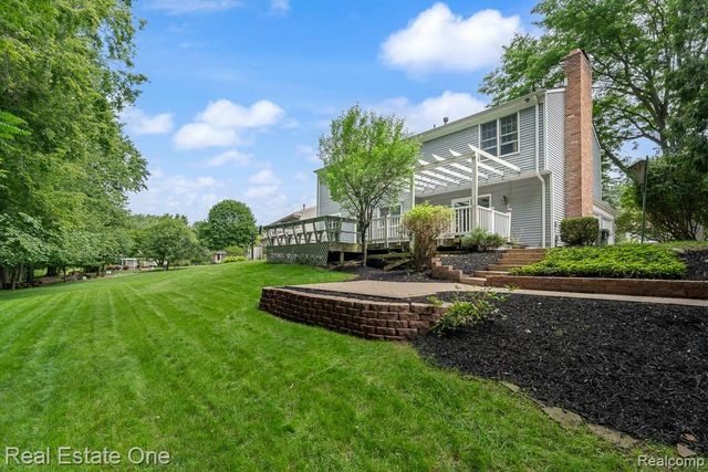 1377 Barneswood Lane, Rochester Hills, MI 48306