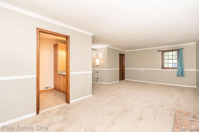 1377 Barneswood Lane, Rochester Hills, MI 48306