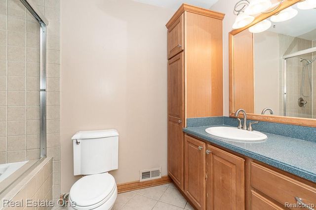 1377 Barneswood Lane, Rochester Hills, MI 48306