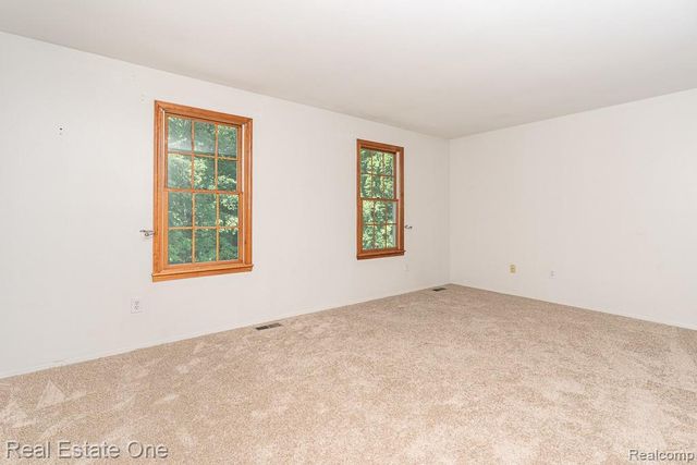 1377 Barneswood Lane, Rochester Hills, MI 48306