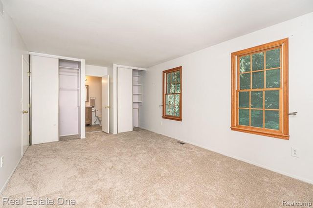 1377 Barneswood Lane, Rochester Hills, MI 48306