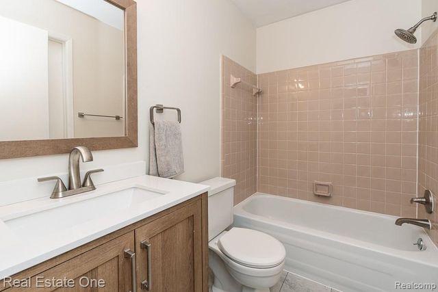 1377 Barneswood Lane, Rochester Hills, MI 48306