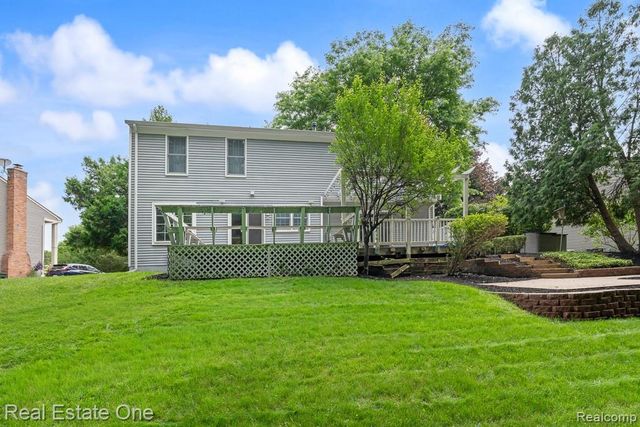1377 Barneswood Lane, Rochester Hills, MI 48306