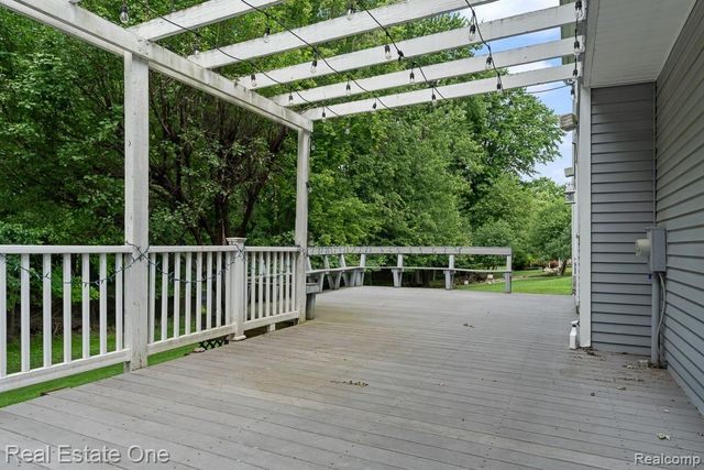 1377 Barneswood Lane, Rochester Hills, MI 48306