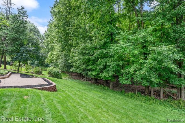 1377 Barneswood Lane, Rochester Hills, MI 48306