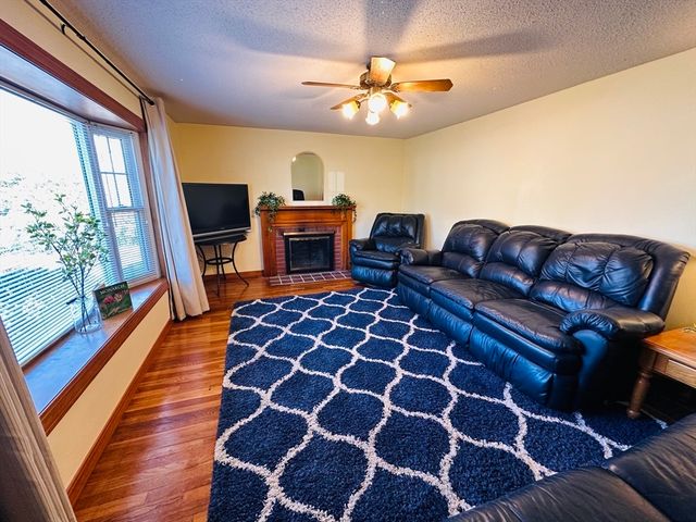 41 Kerry Dr, Springfield, MA 01118