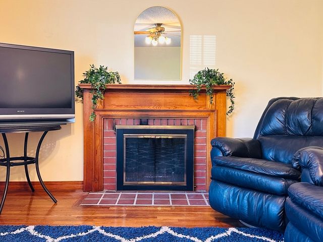 41 Kerry Dr, Springfield, MA 01118