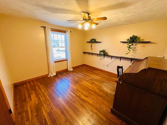 41 Kerry Dr, Springfield, MA 01118