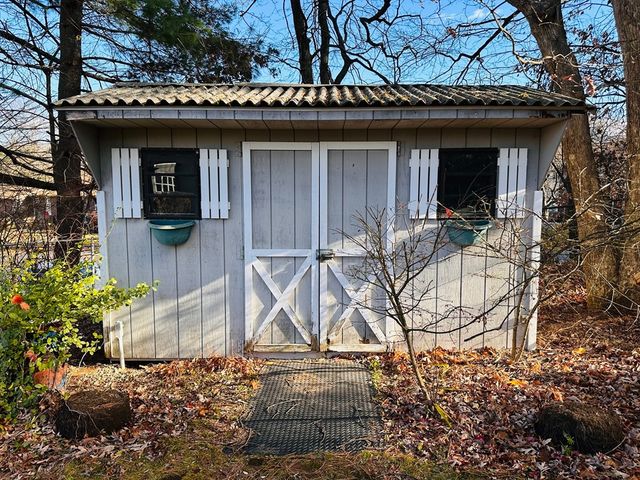 41 Kerry Dr, Springfield, MA 01118