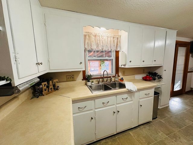 41 Kerry Dr, Springfield, MA 01118