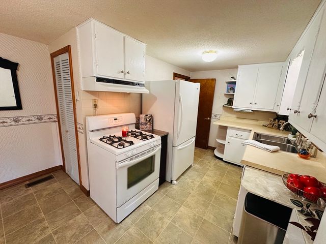 41 Kerry Dr, Springfield, MA 01118