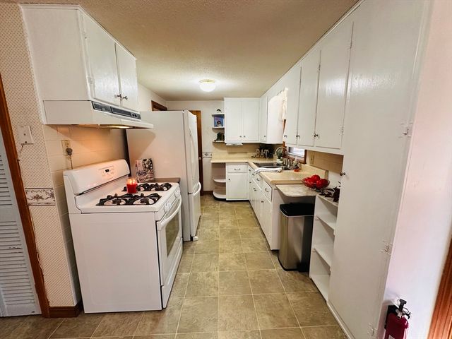 41 Kerry Dr, Springfield, MA 01118