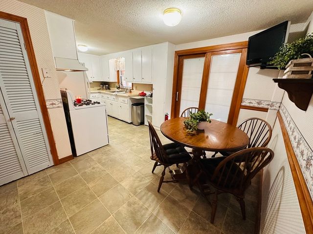 41 Kerry Dr, Springfield, MA 01118