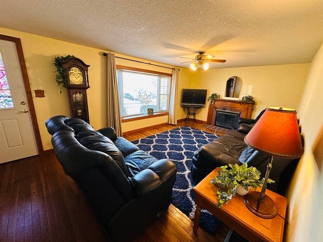 41 Kerry Dr, Springfield, MA 01118