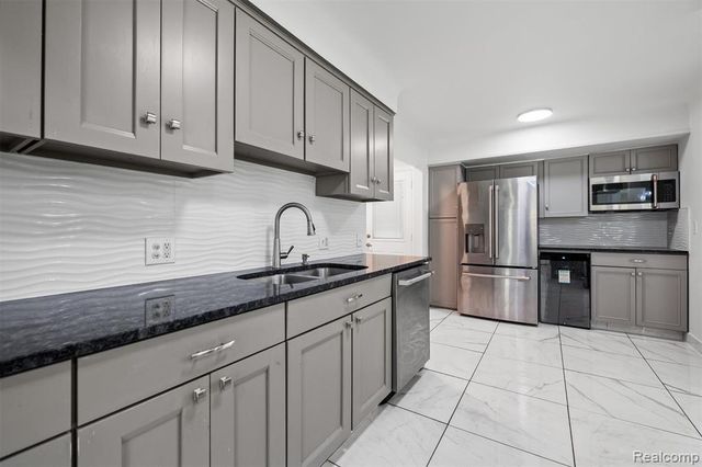 11215 Chippewa Drive, Warren, MI 48093