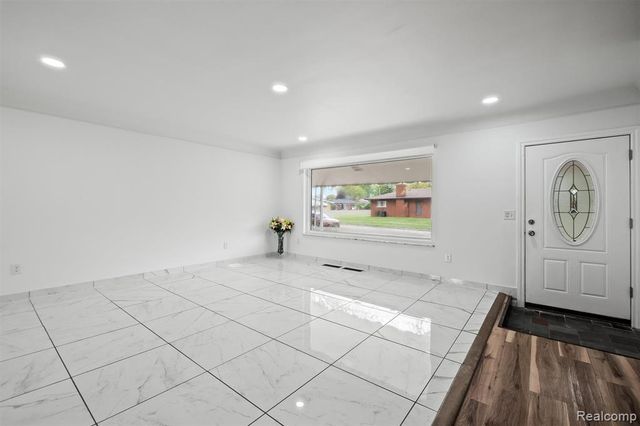 11215 Chippewa Drive, Warren, MI 48093