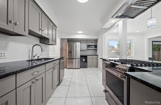 11215 Chippewa Drive, Warren, MI 48093
