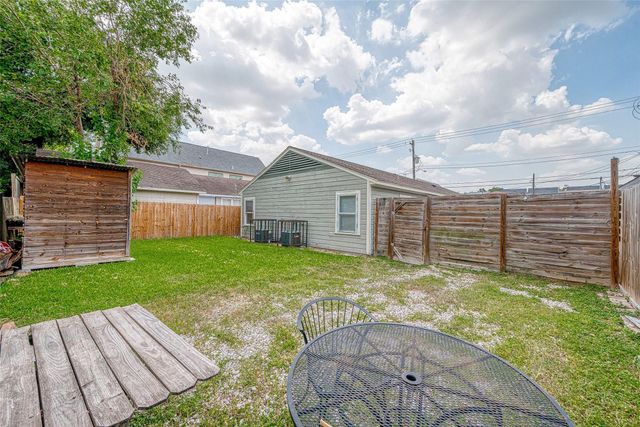 915 Adele Street, Houston, TX 77009