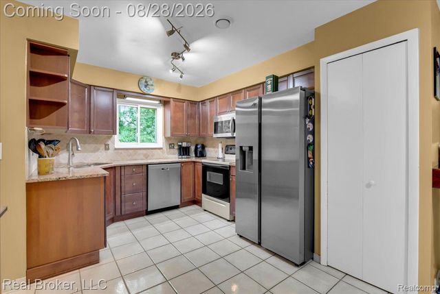 5214 Daniels Drive, Troy, MI 48098