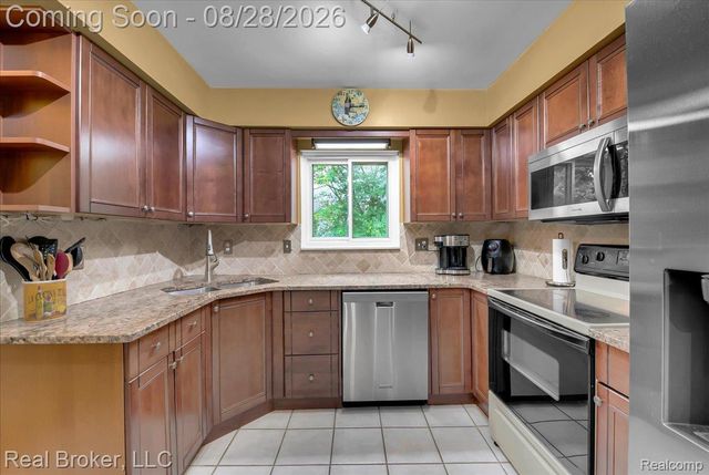 5214 Daniels Drive, Troy, MI 48098