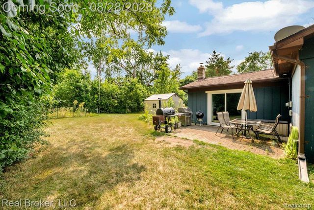 5214 Daniels Drive, Troy, MI 48098