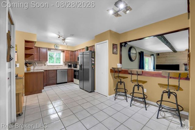 5214 Daniels Drive, Troy, MI 48098