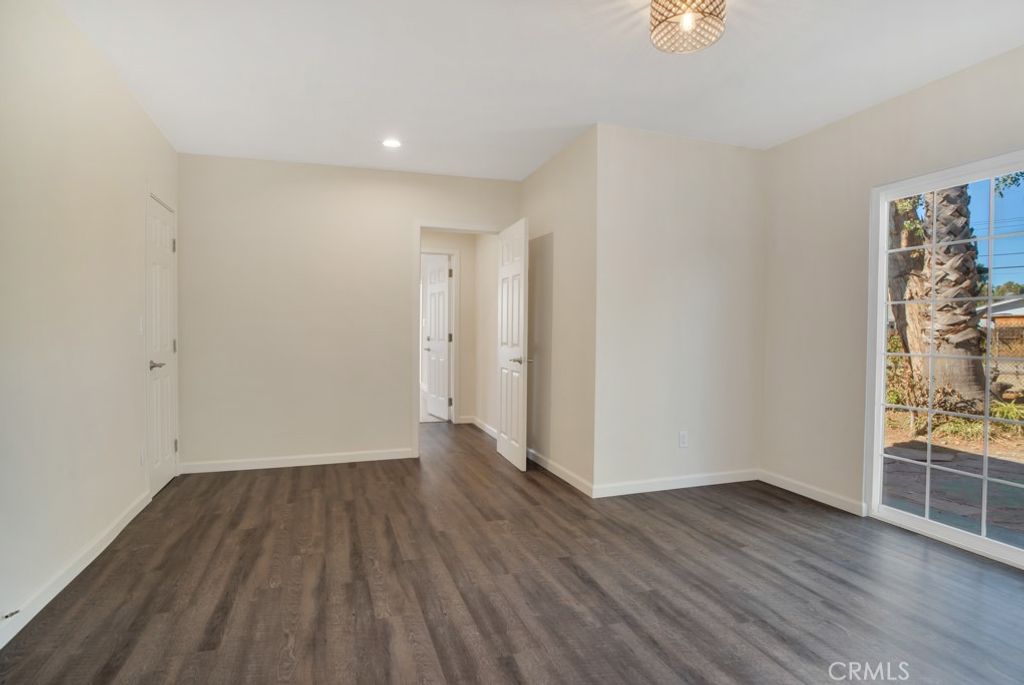 Image 10 of property listing at 7633-7635 Fallbrook Avenue, West Hills, CA 91304