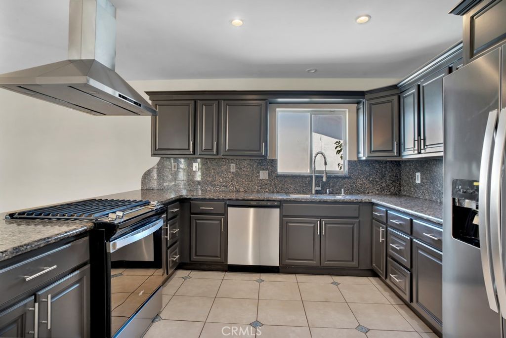 Image 5 of property listing at 7633-7635 Fallbrook Avenue, West Hills, CA 91304