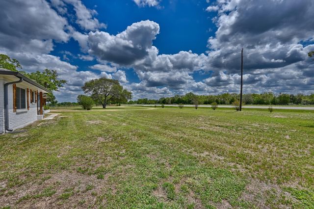 1620 W Us Highway 290, Carmine, TX 78932