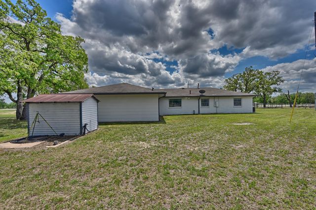 1620 W Us Highway 290, Carmine, TX 78932
