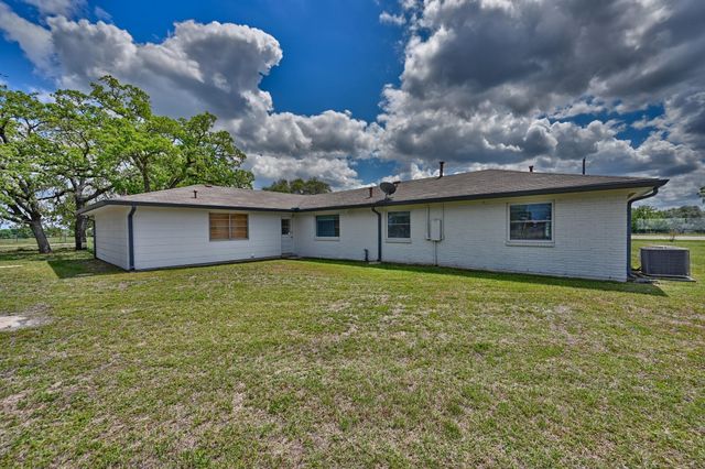 1620 W Us Highway 290, Carmine, TX 78932