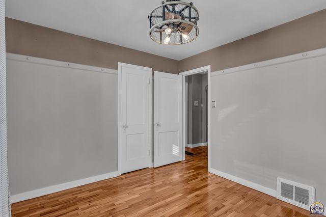 2011 SW High AVE, Topeka, KS 66604