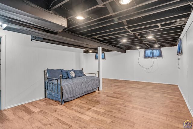 2011 SW High AVE, Topeka, KS 66604