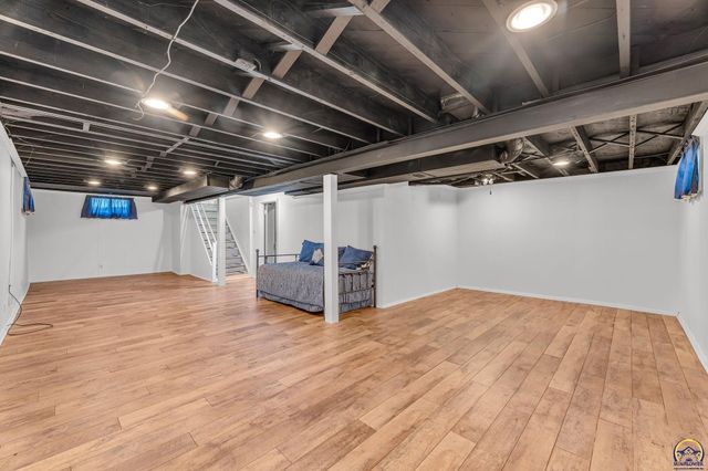 2011 SW High AVE, Topeka, KS 66604