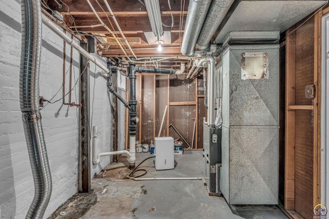 2011 SW High AVE, Topeka, KS 66604