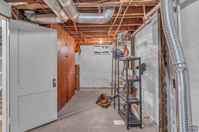 2011 SW High AVE, Topeka, KS 66604