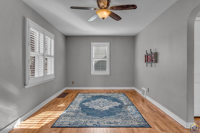 2011 SW High AVE, Topeka, KS 66604