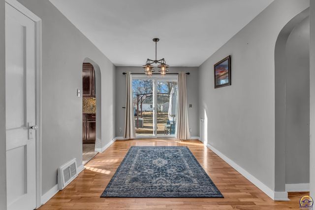 2011 SW High AVE, Topeka, KS 66604