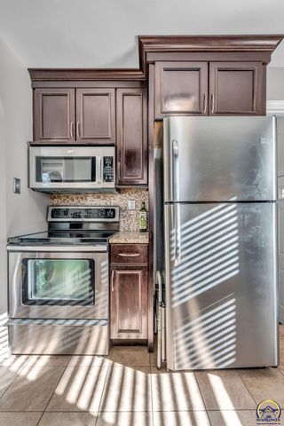 2011 SW High AVE, Topeka, KS 66604