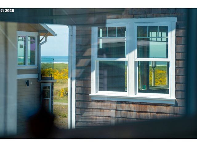 1164 Beach Dr, Seaside, OR 97138
