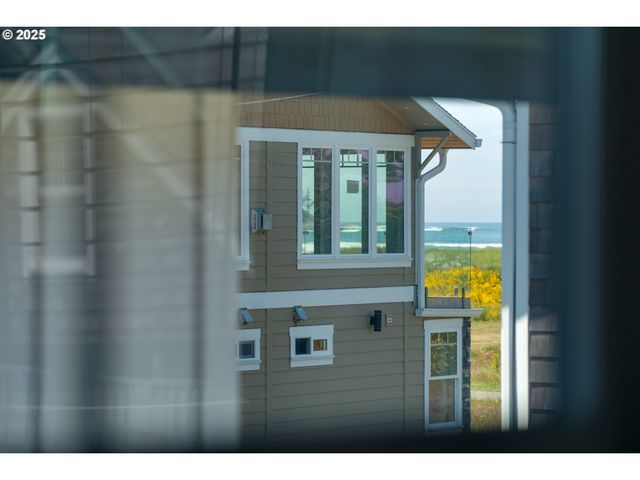 1164 Beach Dr, Seaside, OR 97138
