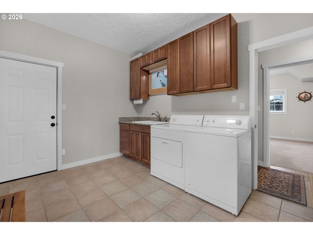 1164 Beach Dr, Seaside, OR 97138