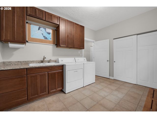 1164 Beach Dr, Seaside, OR 97138
