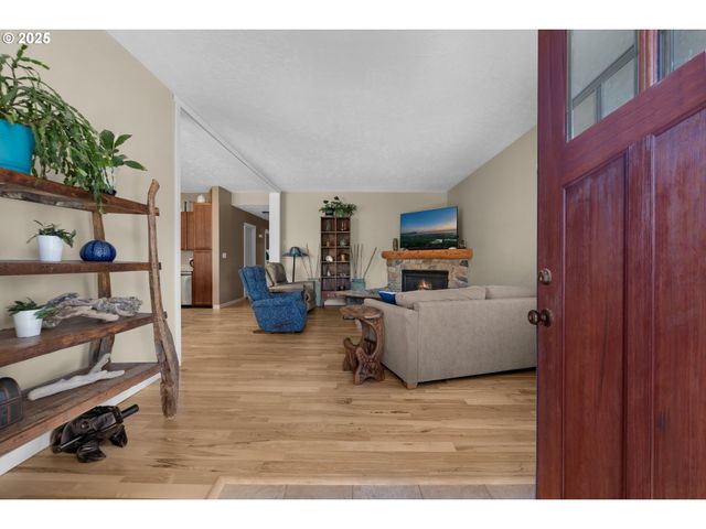 1164 Beach Dr, Seaside, OR 97138